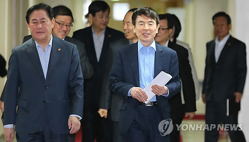 ▲ 최경환 경제부총리 겸 기획재정부 장관과 현정택 청와대 정책조정 수석(오른쪽)이 1일 오전 서울 세종로 정부서울청사에서 열린 정책조정강화를 위한 정부-청와대 관련 회의에 입장하고 있다. ⓒ연합뉴스