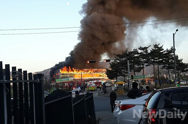 ▲ 경기도 양주시 만송동의 한 마트에서 한 50대 여성이 분신을 시도해 화재가 발생했다.ⓒ 인터넷 커뮤니티 캡처