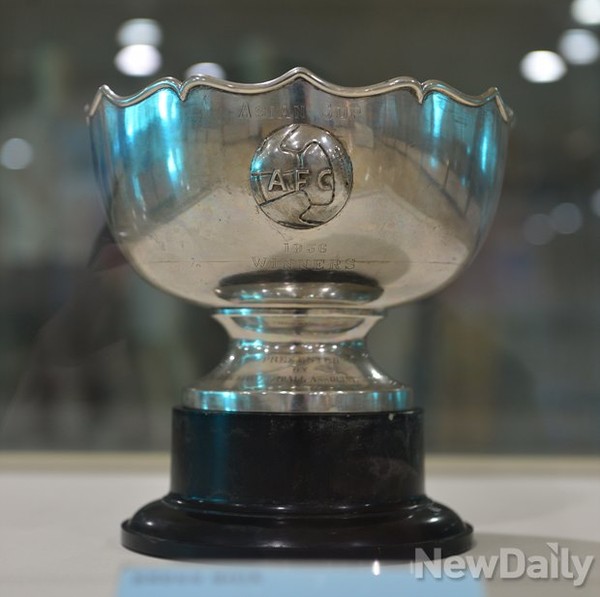 ▲ 제1회 아시안컵, 미니컵에는 "1956 Winner"라고 새겨져 있다. ⓒ뉴데일리 정상윤 사진기자