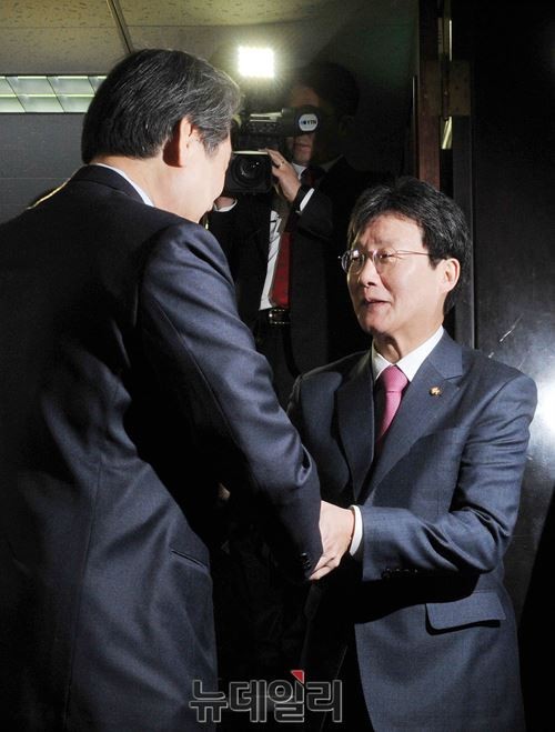 ▲ 새누리당 김무성 대표와 유승민 원내대표 후보가 2일 오전 서울 여의도 국회에서 열린 새누리당 의원총회장 앞에서 악수를 나누고 있다. ⓒ뉴데일리 이종현 기자