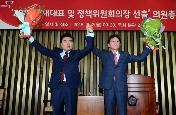 ▲ 유승민 신임원내대표(오른쪽)와 원유철 정책위의장(왼쪽)이 손을 들어보이고 있다. ⓒ뉴데일리 이종현 기자