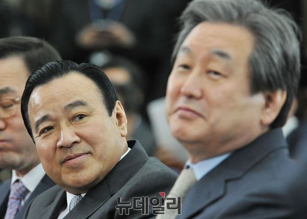 ▲ 새누리당 원내대표 경선에 투표하지 않은 이완구 총리 내정자(왼쪽)와 김무성 대표 ⓒ이종현 기자