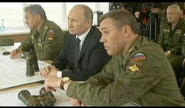 러시아군 훈련을 지켜보는 블라디미르 푸틴 대통령(中)과 발레리 게라시모프 총참모장(右). ⓒ훈련 당시 모습 유튜브 영상 캡쳐