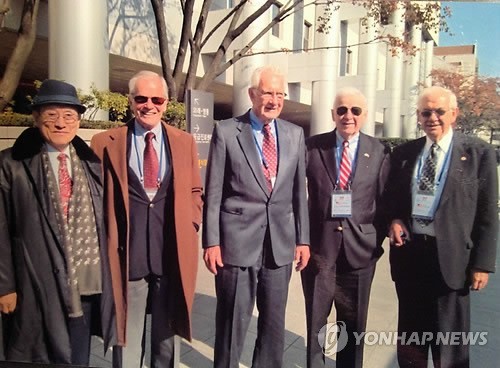 ▲ 흥남 철수 작전 때 14세 소년으로 미국 화물선 메러디스 빅토리호에 극적으로 탑승, 목숨을 건진 원동혁(76) 오일 코퍼레이션 대표와 생존 승무원들. 사진 왼쪽부터 원 대표, 선원 벌리 스미스, 기관사 멀 스미스, 갑판장 로버트 러니, 엘머 스미스.   ⓒ 연합뉴스