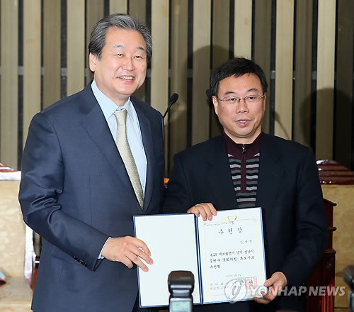 ▲ 새누리당 김무성 대표(왼쪽)가 2일 국회에서 열린 의원총회에서 4·29 보궐선거 경기 성남중원에 신청한 신상진 전 의원에게 추천장을 수여하고 있다.ⓒ연합뉴스