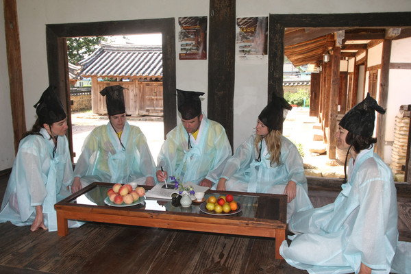 ▲ 사진은 외국인들의 경북고택 관광 체험 모습.ⓒ경북도 제공