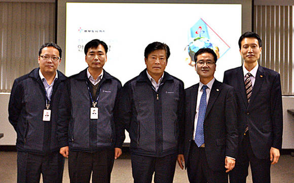 ▲ 김병표 중부도시가스 사장(사진 가운데)과 추하식 SK C&C Industry사업2본부장(사진 왼쪽에서 네번째) 등은 충남 아산시 중부도시가스 본사에서 열린 사업 완료 보고회에 참석했다. ⓒSK C&C