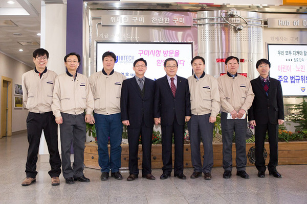 ▲ 이달의 기업 선정된 (주)영진하이텍 김영호 대표이사와 직원들이 남유진 (사진 오른쪽에서 네번째)시장과 기념촬영하고 있다.ⓒ구미시 제공