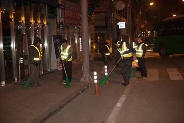 ▲ 환경미화원들과 새벽시간에 시가지 청소하고 있는 김항곤(사진 오른쪽 두번째)군수ⓒ성주군 제공