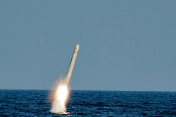 ▲ LA급 공격용 핵잠수함이 수중에서 AGM-109 토마호크 미사일을 발사하는 장면. 사진 속 미사일은 E형이다. ⓒ서브어드벤처넷 화면 캡쳐