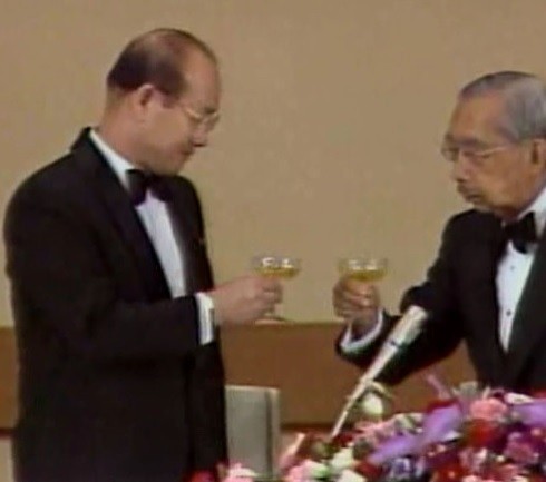 ▲ 1984년 9월6일 일본왕 히로히토(오른쪽)는 전두환 대통령에게 '불행한 과거'를 사과하고 건배하였다.