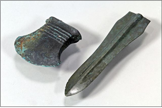 ▲ 춘천 중도에서 발굴된 청동도끼날과 비파형동검 (문화재청 제공)