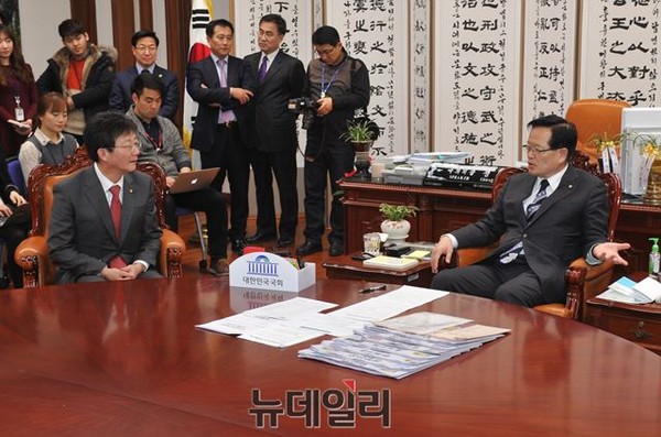 ▲ 새누리당 유승민 신임 원내대표(사진 왼쪽)가 3일 오후 국회의장실을 찾아 정의화 국회의장과 환담하고 있다. ⓒ뉴데일리 이종현 기자