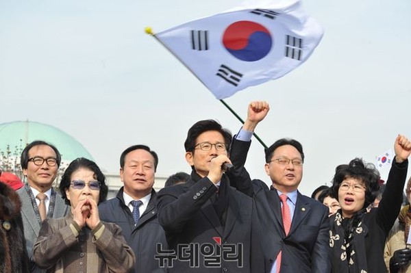 ▲ 김문수 새누리당 보수혁신위원장이 3일 오전 서울 여의도 국회의사당 앞에서 열린 올바른북한인권법을위한시민모임 주최, 북한인권법 제정을 위한 제17차 화요집회에서 한기호-조명철 의원과 북한인권법 제정을 촉구하고 있다.ⓒ 뉴데일리 이종현 기자