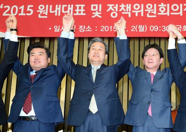 ▲ 2일 새누리당 원내대표에 당선된 유승민(왼쪽) 의원이 김무성 대표(가운데)와 원유철 정책위의장 당선자와 손을 번쩍 들고 있다. ⓒ국회사진기자단 제공