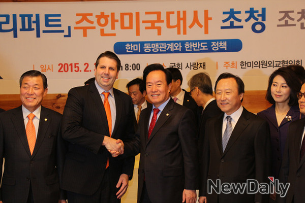 ▲ 마크 리퍼트 주한 미국대사는 3일 국회를 방문 한미의원외교협의회와 조찬 간담회를 가졌다. 사진은 리퍼트 대사(왼쪽)과 악수하고 있는 이병석 의원. ⓒ 뉴데일리(이병석 의원실 제공)