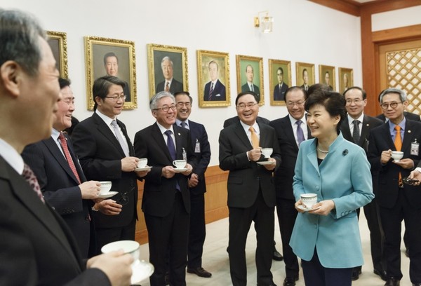 ▲ 3일 박근혜 대통령이 국무위원들과 티타임을 갖고 담소를 나누는 모습. ⓒ청와대 제공