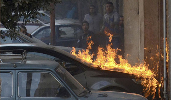 지난 1월 30일 카이도 도심에서 일어난 사제폭탄 폭발로 차량이 불타고 있다. 지난 1월 25일 '이집트 시민혁명'을 전후해 카이로 곳곳에서 사제폭탄 테러시도가 일어나고 있다. ⓒ월드 뷸레틴 넷 화면 캡쳐