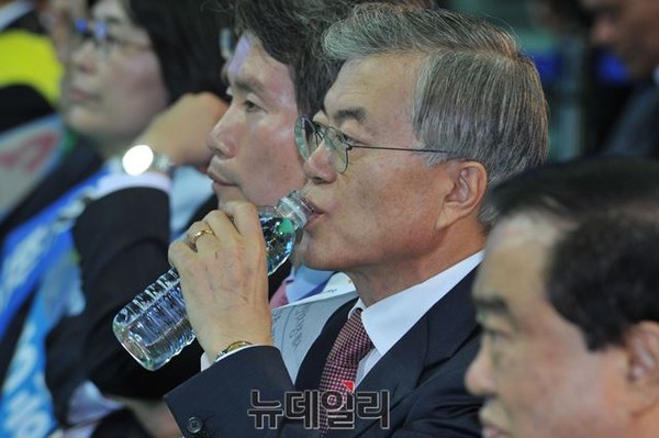 ▲ 새정치민주연합 문재인 당대표 후보가 지난달 31일 열린 서울지역 합동연설회에서 물을 마시고 있다. ⓒ뉴데일리 이종현 기자