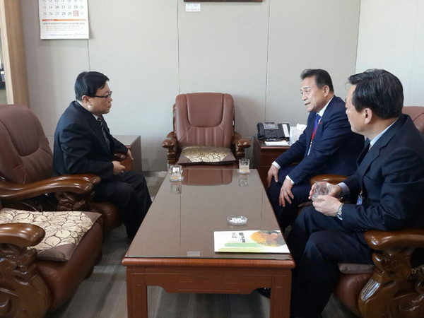 ▲ 김영만 군위군수가 국비지원예산을 요청하기 위해 이동필 농림축산식품부장관을 만나 면담하고 있다.ⓒ군위군 제공