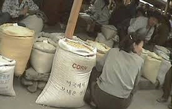 ▲ 미국이 준 대북지원식량(옥수수)가 장마당에서 팔리고 있다. 탈북자 가운데 대부분은 한국과 유엔 등의 대북지원식량을 구경조차 못했다고 한다. ⓒ북한 장마당 영상 캡쳐