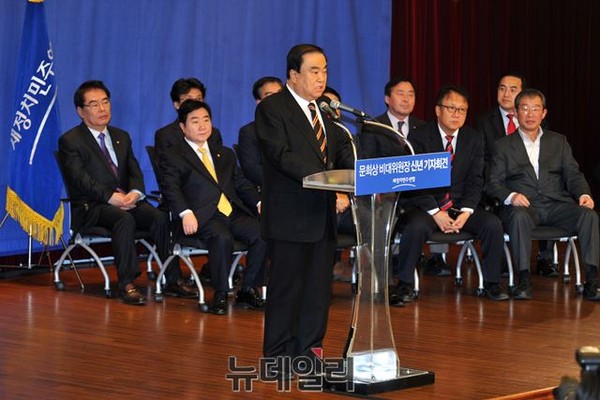 ▲ 지난달 13일, 새정치민주연합 비상대책위원장으로서 신년 연두기자회견을 갖고 있는 문희상 위원장. ⓒ뉴데일리 이종현 기자