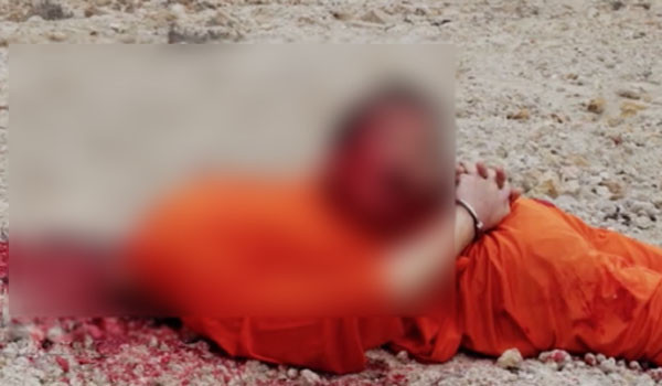 ▲ 지난 1일 테러조직 ISIS가 공개한 일본인 인질 '고토 겐지' 씨의 참수 영상. ⓒISIS 선전영상 캡쳐