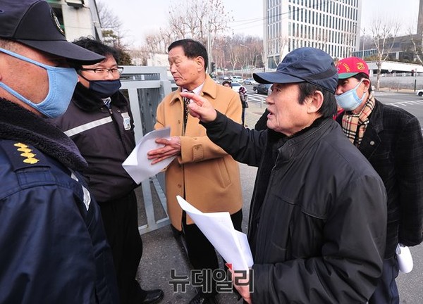 ▲ 정창화 대한민국 수호 국민연합 대표가 검찰총장 면담을 시도했으나 검찰청 직원들에 의해 저지당했다.  검찰ⓒ뉴데일리 정재훈 사진기자