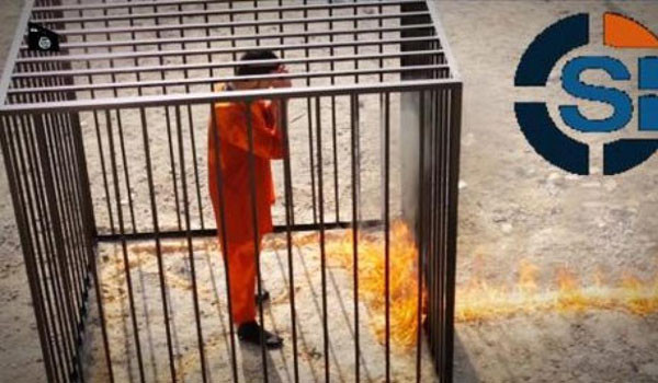 ▲ 테러조직 ISIS가 공개한, 요르단 공군 조종사 마즈 알카사스베의 화형 장면. 요르단은 영상 공개 직후 '복수'를 선언했다. ⓒ테러조직 감시단체 SITE 자료 캡쳐