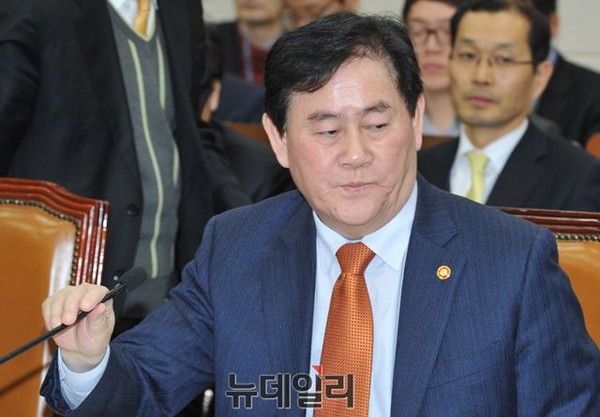 ▲ 최경환 경제부총리가 4일 국회 기재위에서 열린 현안보고에 출석해, 의원들의 질의에 대한 답변을 준비하고 있다. ⓒ뉴데일리 이종현 기자