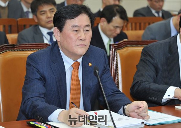 ▲ 4일 국회 기재위에서 열린 현안보고에 출석한 최경환 경제부총리가 기재위원들의 질의를 듣고 있다. ⓒ뉴데일리 이종현 기자