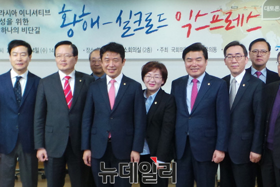 ▲ 4일 의원회관 제2소회의실에서 열린 황해-실크로드 익스프레스 정책토론회에서 정의화 국회의장, 유의동 의원, 원유철 정책위의장 등이 기념촬영을 하고 있다. ⓒ원유철 정책위의장실 제공