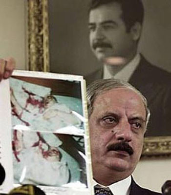 ▲ 2002년 8월 19일(현지시간) 아부 니달을 암살한 이라크 정보기관 관계자가 현장사진을 공개하며 자신들은 연관이 없다고 주장하는 모습. ⓒ위키피디아 공개사진