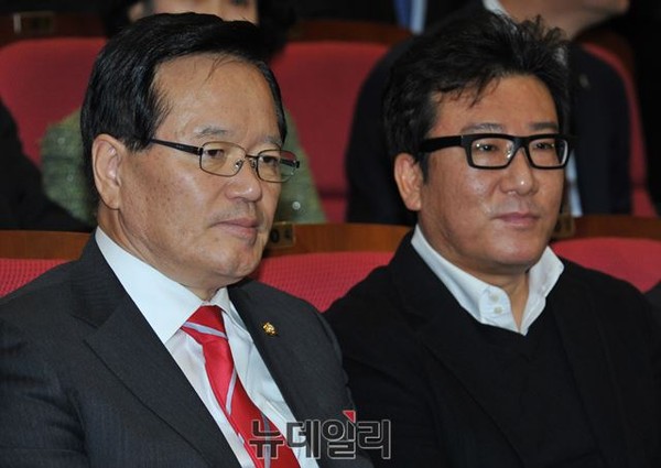 ▲ 정의화 국회의장과 윤제균 감독이 4일 국회 의원회관에서 열린 영화  특별상영회에 참석했다. ⓒ뉴데일리 이종현 기자