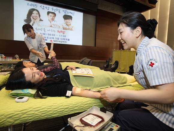 ▲ 5일 삼성전자 서초사옥 다목적홀에서 삼성 임직원들이 동절기 혈액 부족을 해소하기 위해 헌혈을 하고 있다. ⓒ삼성사회봉사단