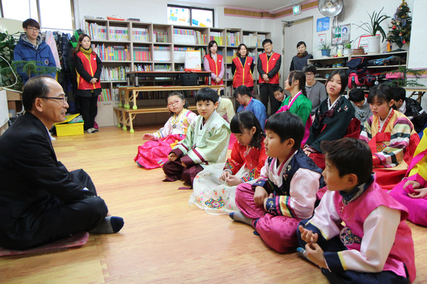 ▲ 햇살지역아동센터를 찾아 만두빚기, 떡국 등 설 명절 사랑나누기 행사를 실시했다. 행사 후에 손충환 사업지원국장이 어린이들에게 덕담을 하는 모습. ⓒ경북우정청 제공
