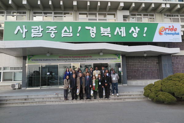 ▲ 외국인들로 구성된 영남대 박정희새마을 대학원 재학생 20명이 경북도청을 찾아 새마을 운동의 자국 접목방안 연구를 위한 간담회를 가졌다.ⓒ경북도청 제공