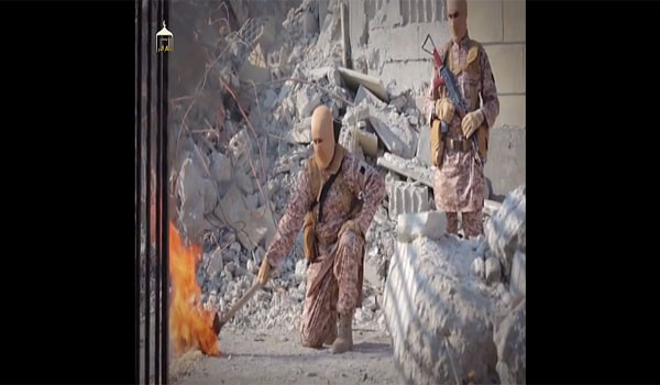 ▲ 테러조직 ISIS가 마즈 알카사스베 중위를 살해하는 모습. ⓒISIS 선전영상 캡쳐