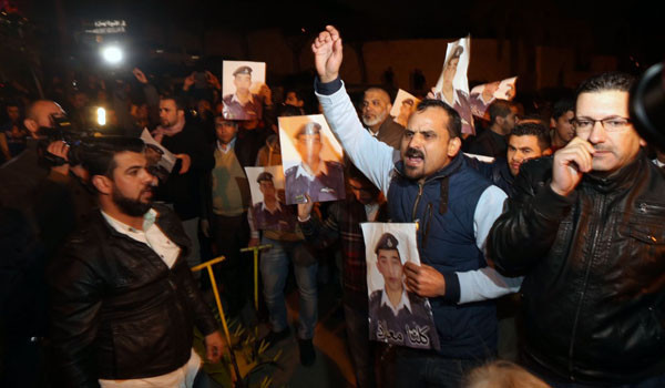 ▲ 테러조직 ISIS가 마즈 알카사스베 중위를 살해했다는 소식이 전해지자 '복수'를 요구하며 시위를 벌이는 요르단 국민들. ⓒCNN 보도화면 캡쳐