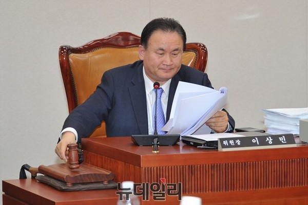 ▲ 이상민 법제사법위원장이 5일 김영란법을 법사위에 상정하며 적용범위 수정 가능성을 시사했다. ⓒ뉴데일리 이종현 기자