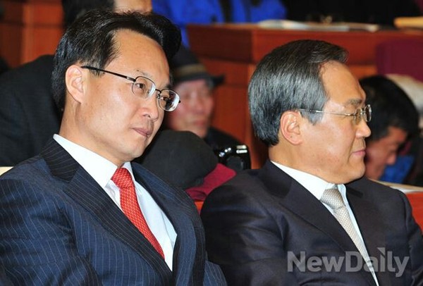 ▲ 새누리당의 신임 원내수석부대표로 지명된 조해진 의원(사진 왼쪽). 사진은 지난해 12월 9일 열린 개헌추진국민연대 출범식에서 역시 대표적인 '개헌 전도사' 중 한 명인 새정치민주연합 우윤근 원내대표(사진 오른쪽)와 함께 있는 모습이다. ⓒ뉴데일리 이종현 기자