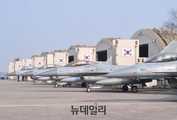 ▲ 전역급 종합전투훈련인 '소어링 이글'에서 동시 이륙 준비에 들어간 KF-16.ⓒ뉴데일리 정재훈 사진기자