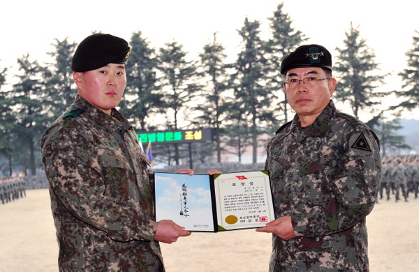 ▲ 김요환 육군참모총장이 수류탄 훈련간 훈련병의 목숨을 구한 김현수 상사에게 참군인상을 수여하고 있다.ⓒ육군