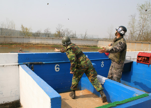 ▲ 수류탄 투척훈련 모습.ⓒ육군