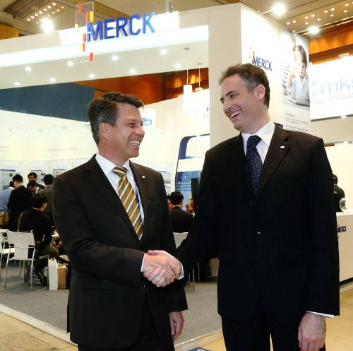 ▲ 세미콘코리아 2015에 참가한 미하엘 그룬트 한국 머크 대표(왼쪽)와 리코 비덴브루흐 머크 본사 기능성 소재 사업부 직접회로 소재 사업부문 대표 ⓒ한국머크