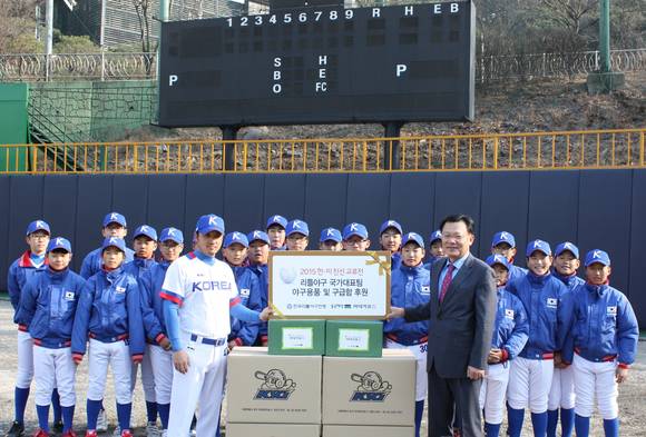 ▲ 동국제약이 리틀야구 월드시리즈 우승팀에 야구용품 및 구급함을 후원했다고 5일 밝혔다. ⓒ동국제약