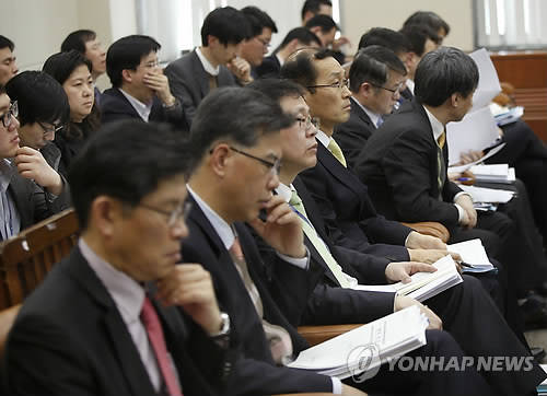 ▲ 국회 업무보고에 참석한 기재부 직원들ⓒ