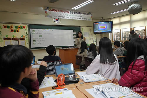 ▲ 한 초등학교에서 태블릿PC를 이용해 과학 기능성게임으로 수업을 듣는 장면.ⓒ연합뉴스