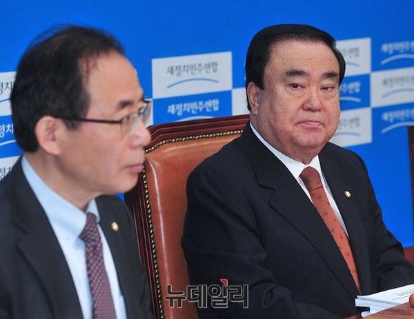 ▲ 새정치민주연합 문희상 비상대책위원장이 비상대책위원이자 전당대회준비위원장인 김성곤 의원을 바라보고 있다. ⓒ뉴데일리 정재훈 기자