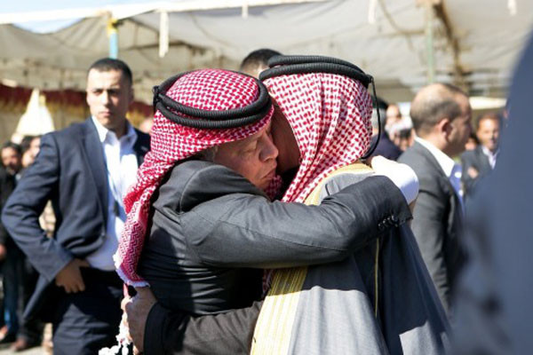 ▲ ISIS에게 살해당한 마즈 알카사스베의 부친을 껴안고 위로하는 압둘라 2세 요르단 국왕. ⓒ요르단 왕실 홍보 텀블러 캡쳐